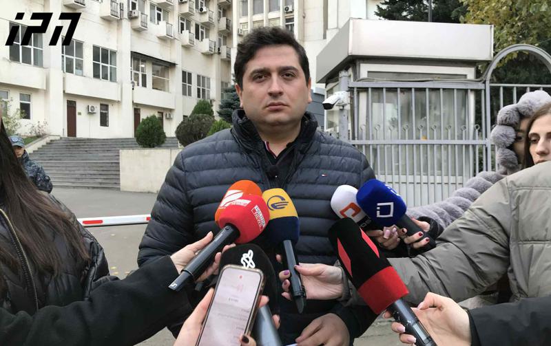 律师：伤害是在阿莱科·埃利萨什维利已经被铐上手铐并且不再构成威胁之后，由执法官施加的——至于火器，他没有企图或意图使用它。