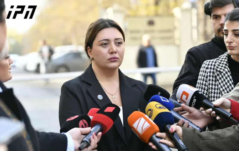 პროკურატურის განცხადება ქიმიურმა ექსპერტიზამ დაადასტურა, რომ ალეკო ელისაშვილის მიერ სასამართლო დარბაზში შესვლის შემდეგ ჩამოსხმული ნივთიერება ძალზე აალ...