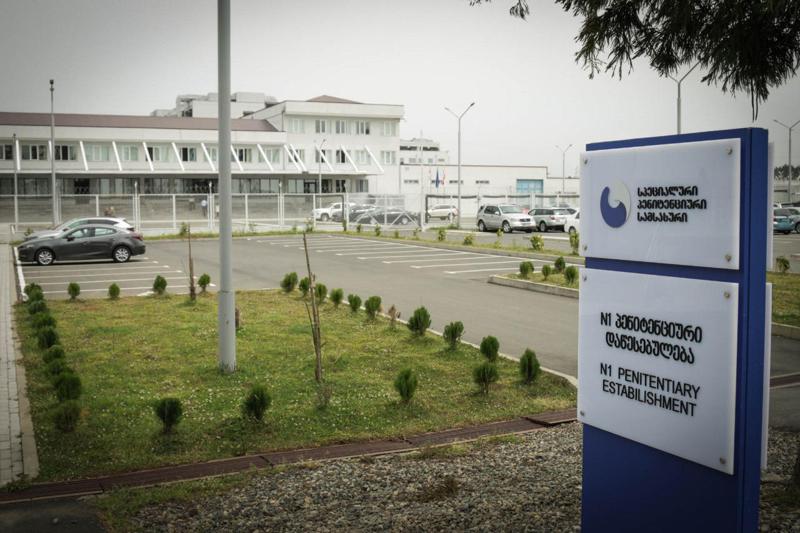 特别监狱服务呼应了Nana Sander的声明，其中被告人讲述了她在监狱机构中遭受的不人道待遇。