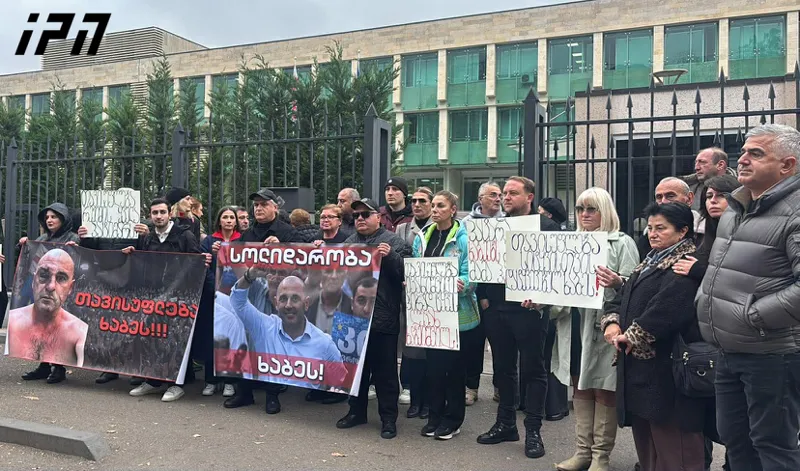 Supporters express support to Levan Khabeishvili near State Security Service
