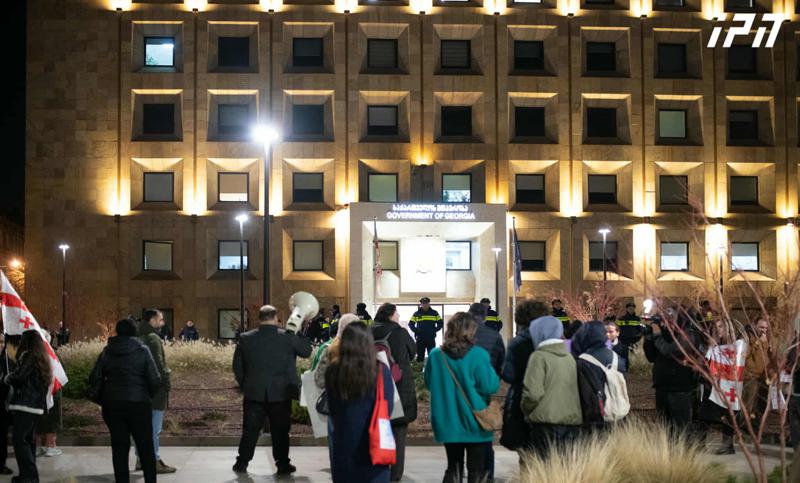 一场抗议正在政府行政部门外面进行——公民们向当局提问：你们用什么在毒害我们？