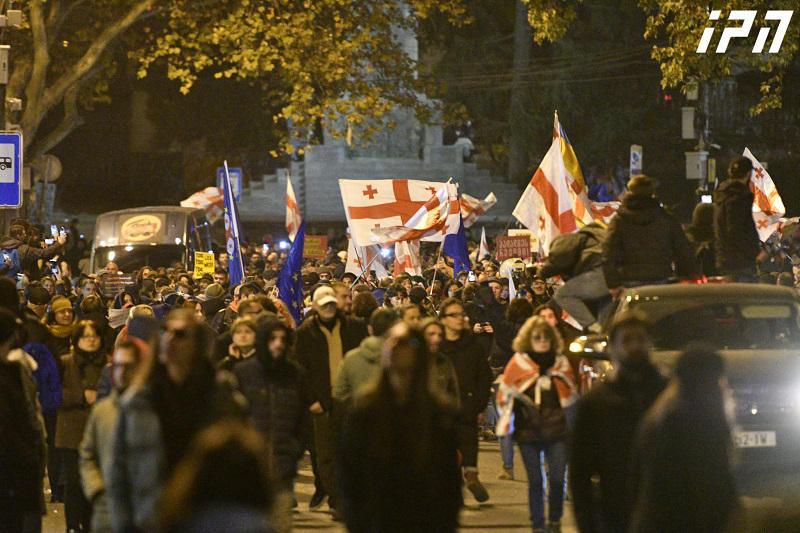 抗议者正走向政府行政部门，口号是：“政权正在毒害我们，应该进行国际调查。”