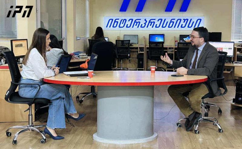 塔佐·达图纳什维利：第比利斯有句古老的谚语：“即使三个男人也是一个团伙”，现在这也变得可惩罚；他们说，“没有人关心50个人”，“让他们随心所欲”，与此同时，他们限制在人行道上站立；他们有歇斯底里的、恐慌的恐惧——没有其他解释。