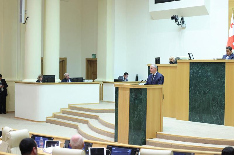 财政部长向议会提交2026年国家预算的最终草案。