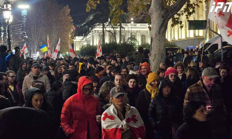 聚集在鲁斯塔维利大道的市民正在行进。