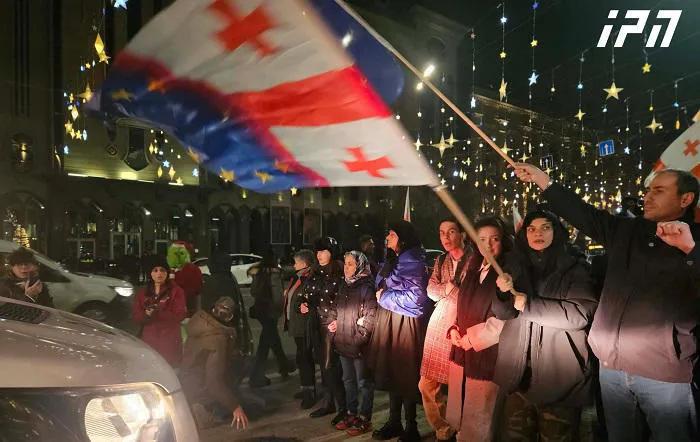 Rustaveli Avenue上的抗议活动已经恢复：警察给了他们一个口头警告，并敦促他们清理人行道。