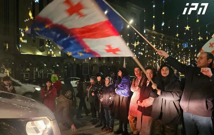 The protest on Rustaveli Avenue has resumed: the police gave them a verbal warning and urged them to clear the pedestrian path
