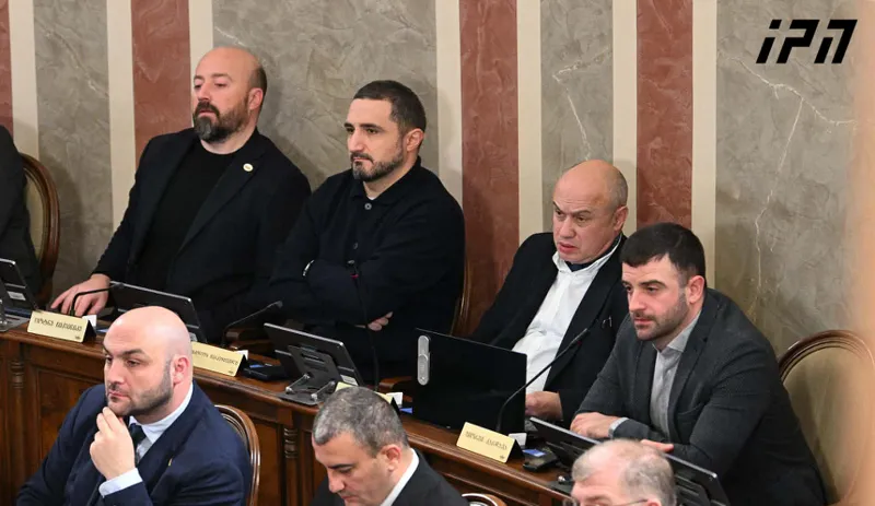 ვატო სურგულაძე იქნებ საკუთარ საქმეს მივხედოთ?! მახსოვს, იგივეს ამბობდით ნაციონალებზე და მეც მაშინ ვამბობდი ხალხმა ასფალტი უნდა ჭამოს?! ჭამე პარკები?! ...