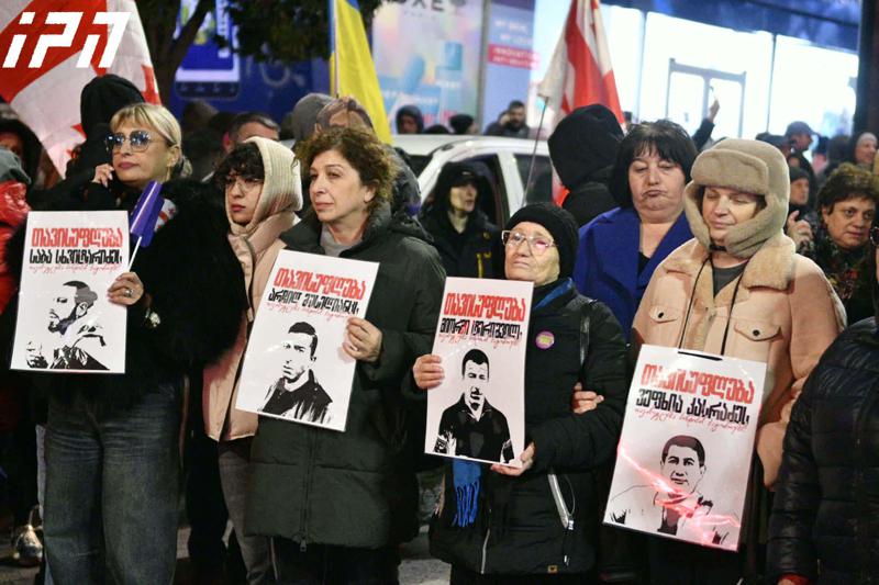 在Rustaveli大道上正在举行抗议集会。