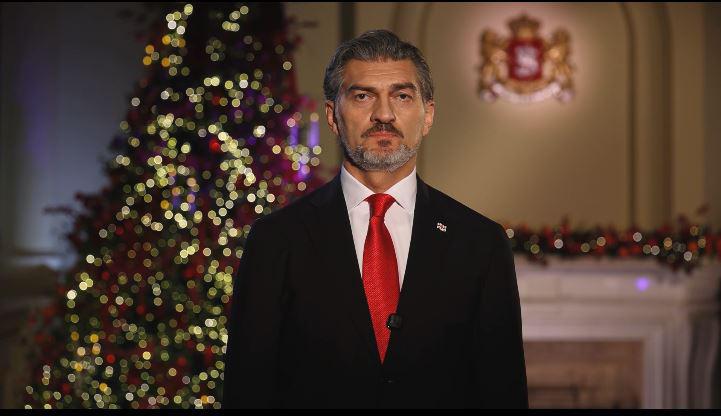 Mikheil Kavelashvili - 2025年是一个既充满考验又充满精神力量的年份——我们的民族经受住了前所未有的压力，捍卫了国家利益，这意味着保存身份、信仰和传统。