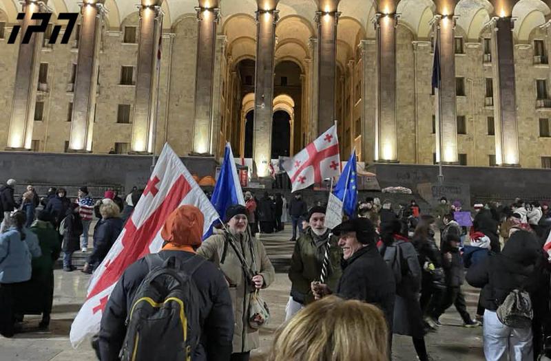 抗议者说他们将一起庆祝圣诞节。