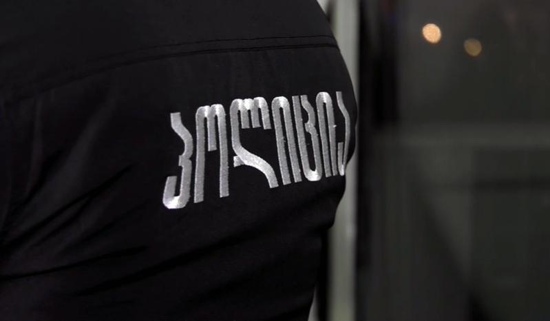 在Tkibuli，一名警察、国防部工作人员以及另外两人因涉及一首俄罗斯歌曲的群体暴力而被罚款4000格鲁吉亚拉里。