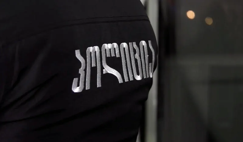 პოლიციამ მკვლელობის მცდელობის ბრალდებით ერთი პირი დააკავა