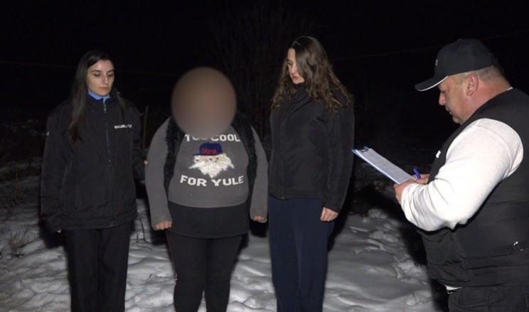 MIA：两个女人在Kareli拜访主人时偷了钱；房主试图拨打112后，她们抢走了手机并带着现金逃跑——警察当场逮捕了她们。