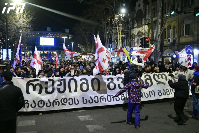 抗议者从爱  乐大厅游行到议会。