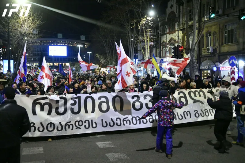 Protesters marching from Philharmonic Hall to Parliament