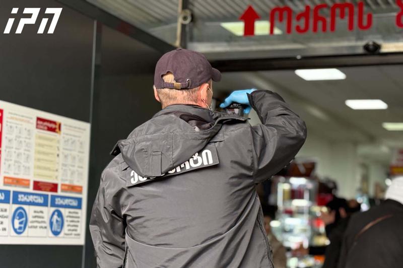 法医专家继续在 Kidobani 大楼工作，那里昨晚发生了火灾。