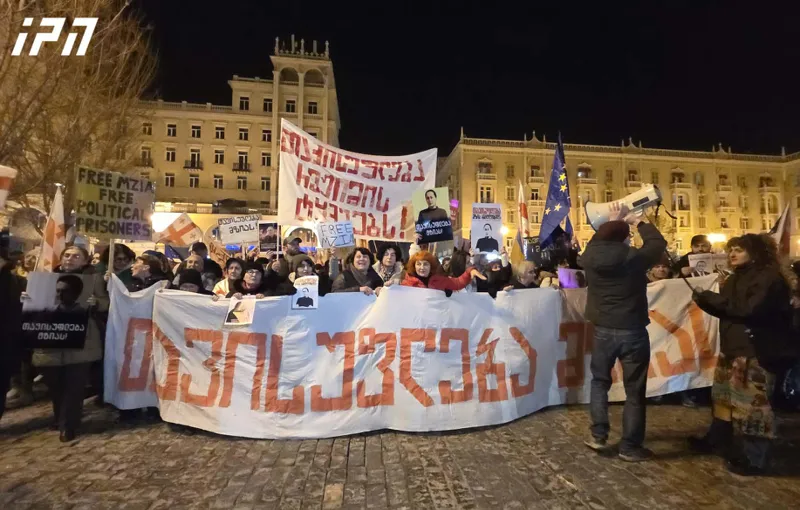 აქციის მონაწილეები მარჯანიშვილის მოედნიდან პარლამენტისკენ მზია ამაღლობელის მხარდასაჭერად მსვლელობით მიდიან