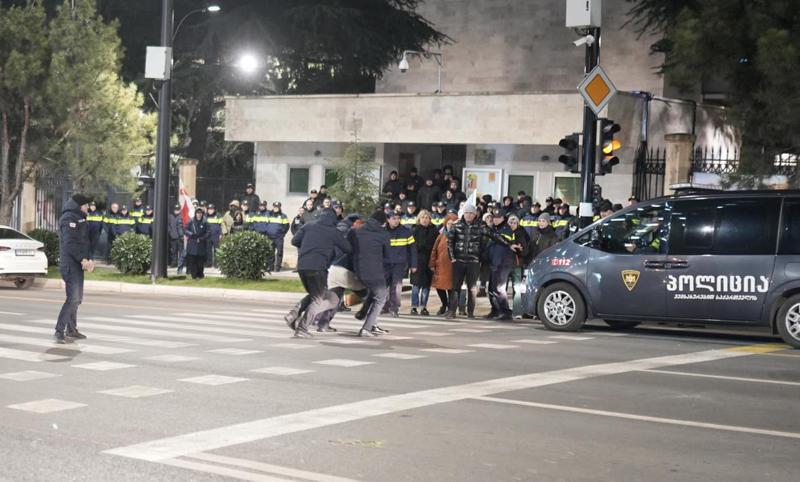 一名抗议者在伊朗大使馆附近被逮捕。