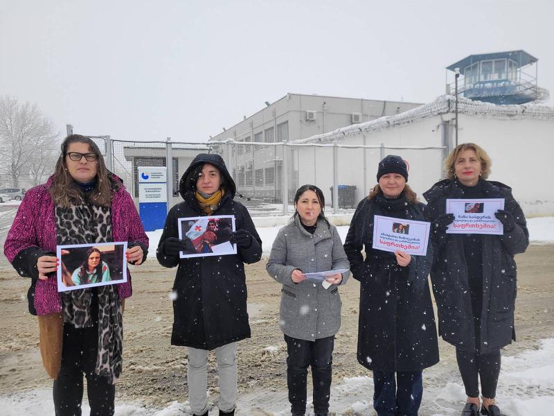 抗议运动“300 Women”的代表们在Rustavi监狱附近举行集会，并向监狱主任发表讲话。