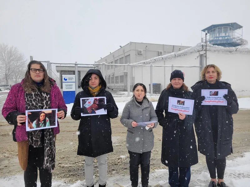 საპროტესტო მოძრაობა 300 ქალის წარმომადგენლები რუსთავის ციხესთან აქციას გამართავენ და ციხის დირექტორს მიმართეს.