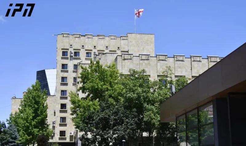 检察院启动了对国家安全局反腐败机构员工死亡的调查——据该机构称，从车上缴获了一把火器和一封信。