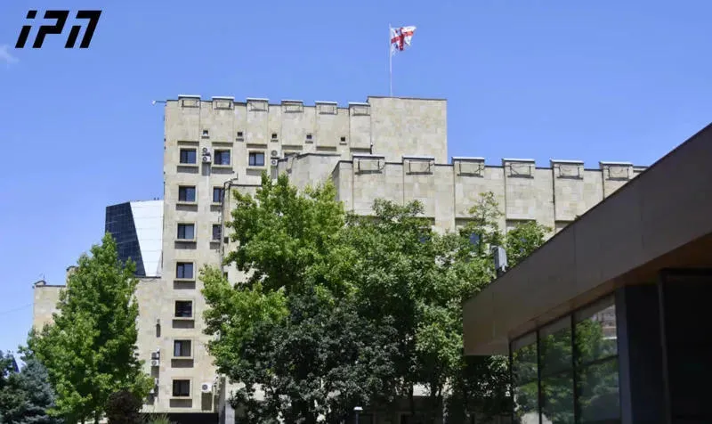 ტყიბულში, ერთ ერთ რესტორანში, შსს ს თანამშრომელმა და მისმა ორმა პირმა თავს დაესხნენ დაცვის პოლიციის ორ თანამშრომელს და მეორე პირს ჯგუფურად გამოძიება დ...