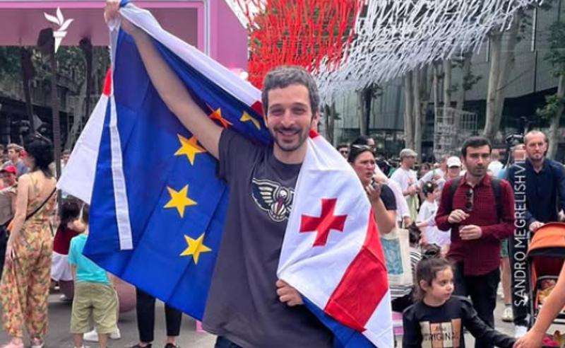 公民桑德罗·梅格雷利什维利和迪米特里·贾姆布里亚因站在人行道上而各被判处4天的行政拘留。