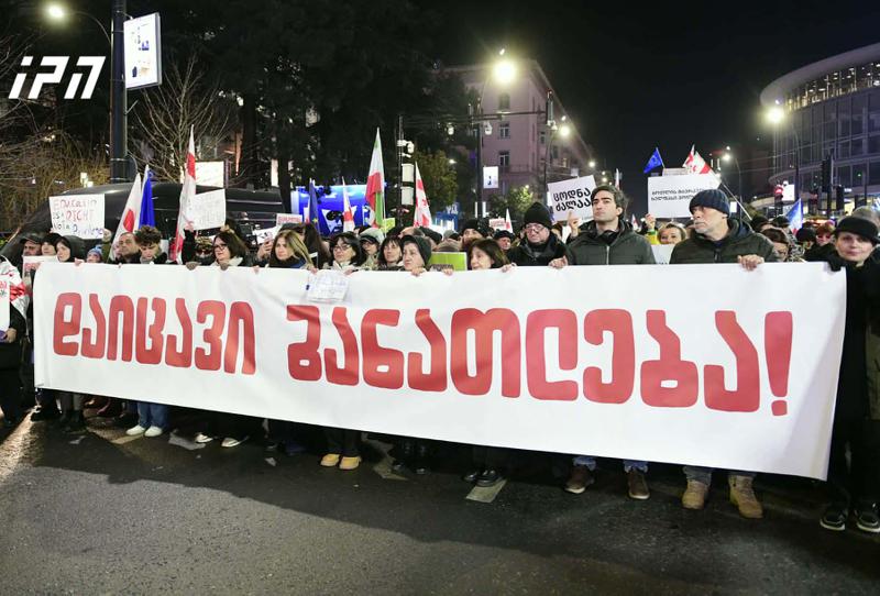 三月 - “捍卫教育”活动从爱乐大厅到议会正在进行