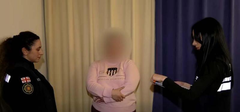 警察拘留了一名妇女，因为她刺伤了她与之有未注册婚姻的男子。