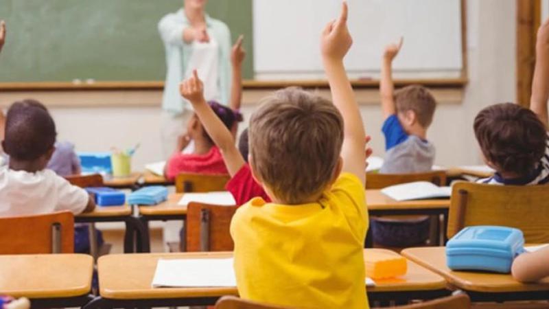 教育部和议会委员会没有支持家长的要求，即作为2026–2027学年的例外，允许那些在9月16日至12月31日之间（包括）满6岁的孩子入学一年级。