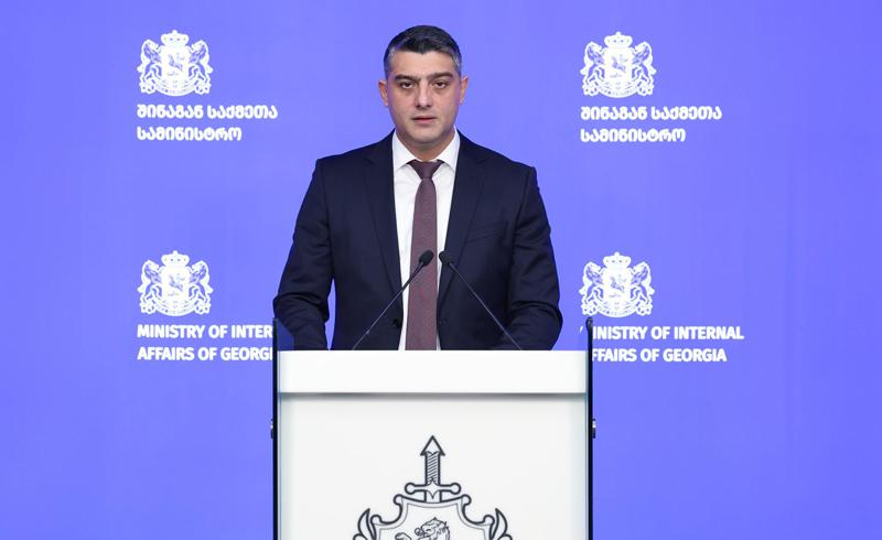 MIA - 一个犯罪集团的6名成员，包括领导者，他们抢劫杂货店并根据事先协议将物品交付给商店，已被逮捕 - 其中两名被拘留者是未成年人。