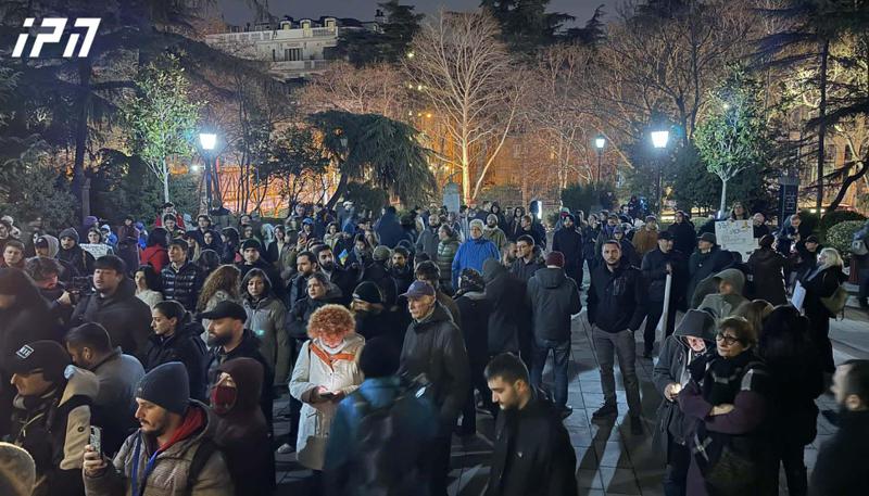 第比利斯州立大学附近的抗议集会正在进行中——学生和讲师将行进去加入技术大学附近的抗议。