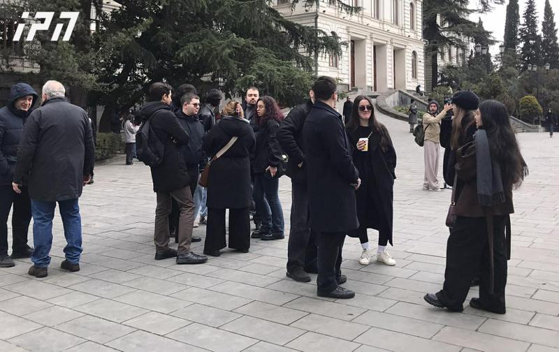 学生在TSU与学术委员会会议同时进行抗议，并要求参加会议。