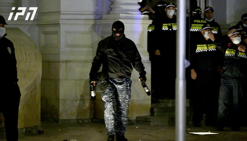 阿托内利宫殿安全员工关于10月4日事件的评论：抗议者们投掷石头，拔起铁杆，以及他们能拿到的所有东西。