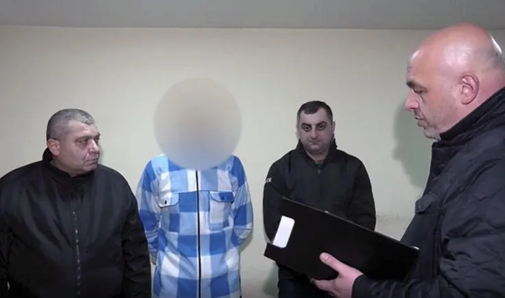 შსს გარდაბანში ცოლის მკვლელობაში ბრალდებული მამაკაცი დააკავეს ის პოლიციას ჩაბარდა და დანაშაული აღიარა