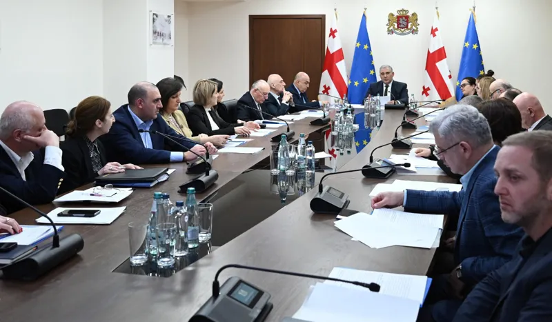 ფსიქოტროპული მედიკამენტების ზედმეტად გამოწერისთვის პასუხისმგებლობა ეკისრა ათ სამედიცინო პროფესიონალს