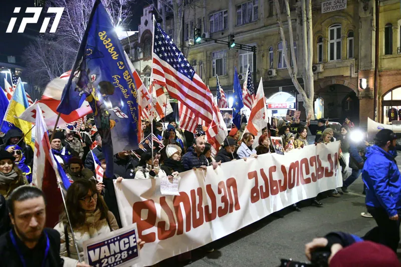 აქციის მონაწილეები ფილარმონიიდან პარლამენტისკენ მიემართებიან