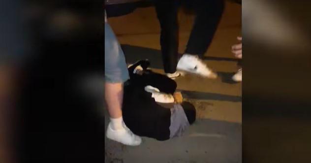 检察机关 – Giga Avaliani 案件中的被告：Giorgi Rikadze、Demetre Chikovani 和 Aleksandre Gabashvili 据称伪装成女孩向选定的受害者写信，引诱他们参加会议，并残忍地殴打他们。