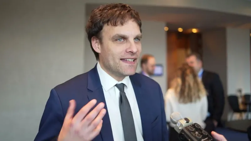 რიკარდ იოზვიაკი ევროკავშირის წევრმა ქვეყნებმა მხარი დაუჭირეს საქართველოს დიპლომატიური პასპორტის მფლობელებისთვის სავიზო რეჟიმის შეჩერებას.