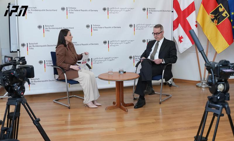 Peter Fischer - Papuashvili先生已经在德国的工资单上21年，他今年48岁，21-48 - 我对此没有任何特别的评论。