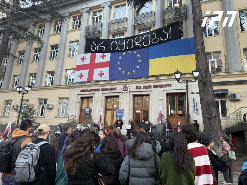 在伊利亚州立大学附近正在进行抗议——可以听到口号：“为了教育，坚持到底”，“大学自治”。