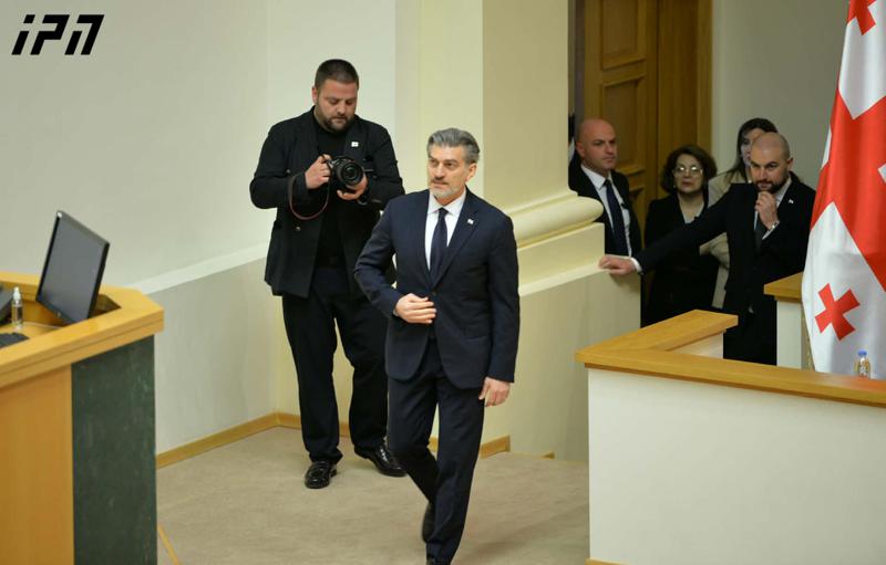 米克海尔·卡维拉什维利在议会中发表年度报告