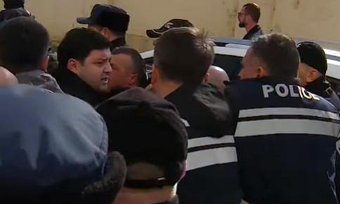 据内务部称，在商人列万·贾恩维拉泽谋杀案审判期间，第比利斯市法院附近发生的一次对抗事件中，有15人已被拘留。