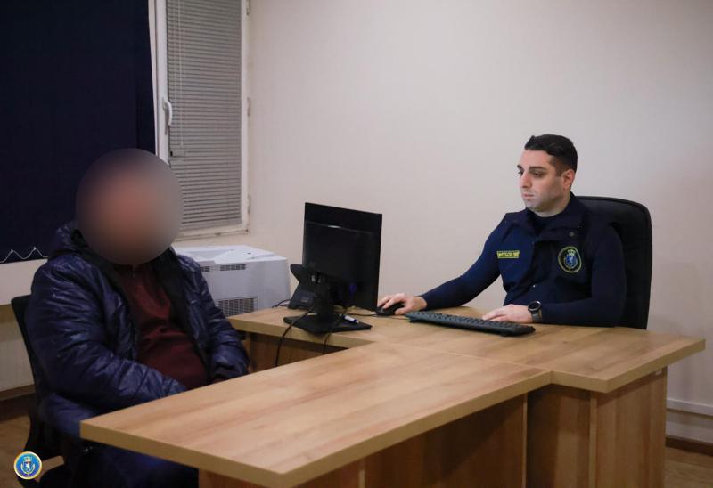 调查服务局：有限责任公司“Batono”的负责人已被拘留，该负责人向相关服务部门、内务部和国防部员工供应了24,177.3公斤假冒鱼类罐头，用于他们的膳食。