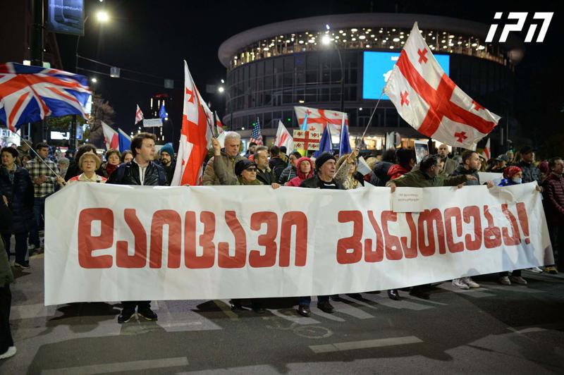 抗议者从爱乐大厅游行到议会。