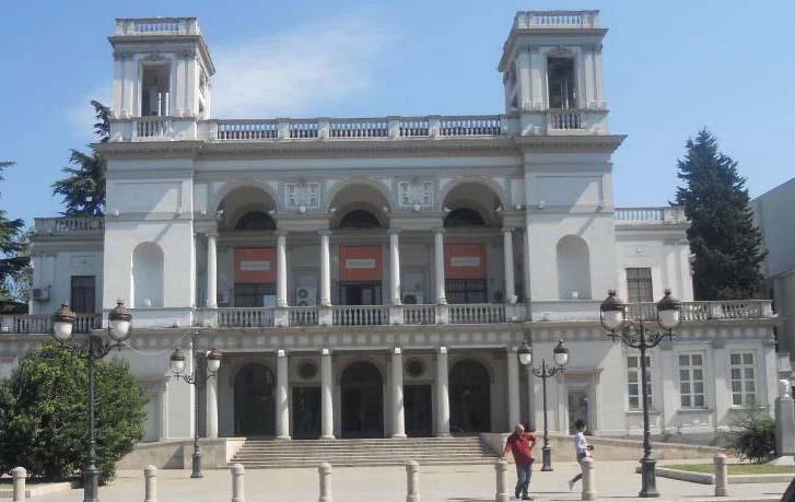 演员 Kakha Kintsurashvili、Eka Demetradze、Giviko Baratashvili 和 Nanka Kalatozishvili 离开瓦索·阿巴希泽剧院。