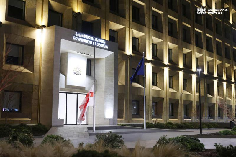 在苏联占领日之际，国家旗帜在行政大楼上降半旗。