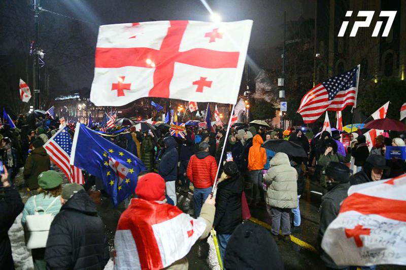 议会外面正在进行抗议