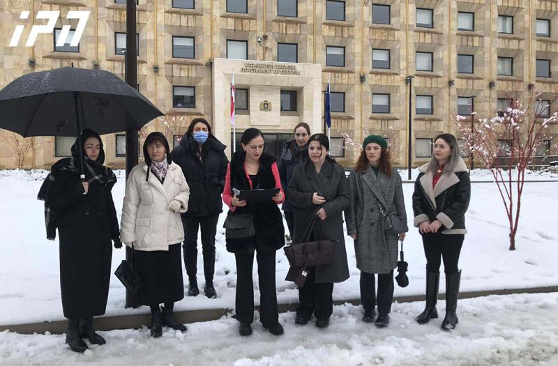 父母要求与首相会面，并引入一个关于入学一年级年龄的过渡期。